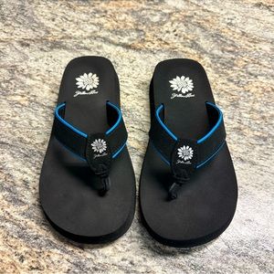 Yellow Box Flip-flop Sandals - black with thin blue accent - Size 6